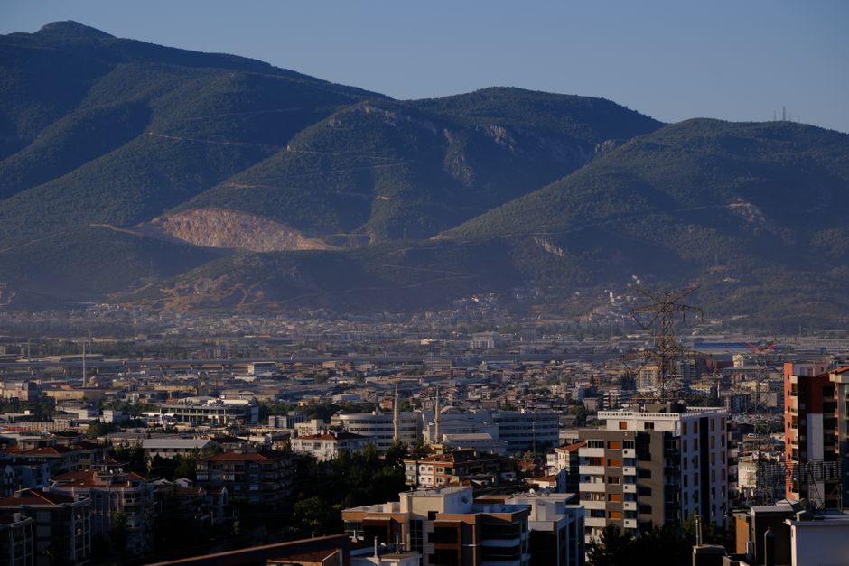 Mountain A Stunning View Of İzmir Cityscape Against A Mountainous Backdrop Captured In Daylight. HD Wallpaper #3851